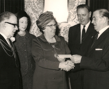 1969 Sept Mr Archer Receiving A Cheque From The Mayor 16667847843 O